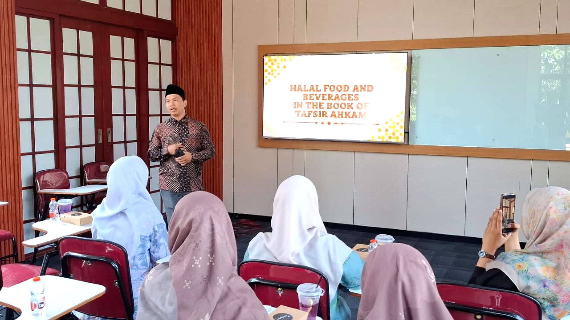 Seminar kajian tafsir di aula madrasah