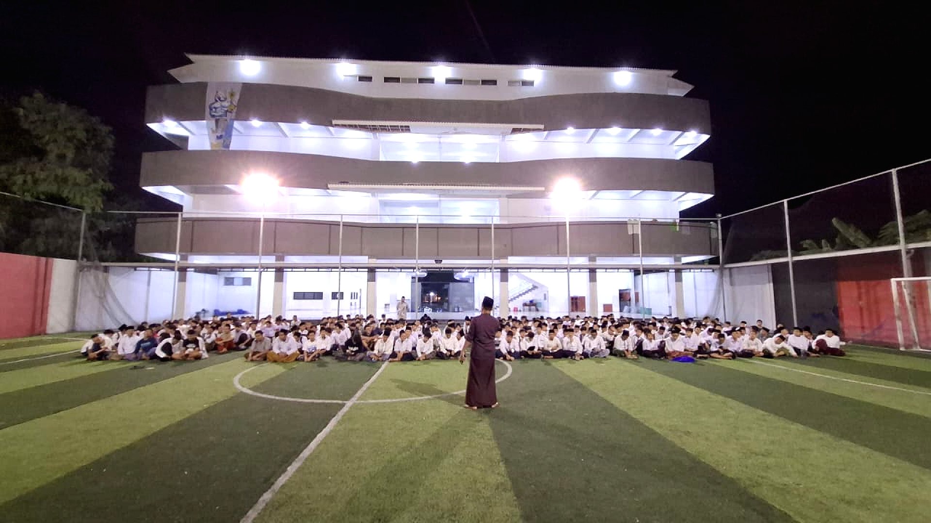Kegiatan malam di lapangan pesantren
