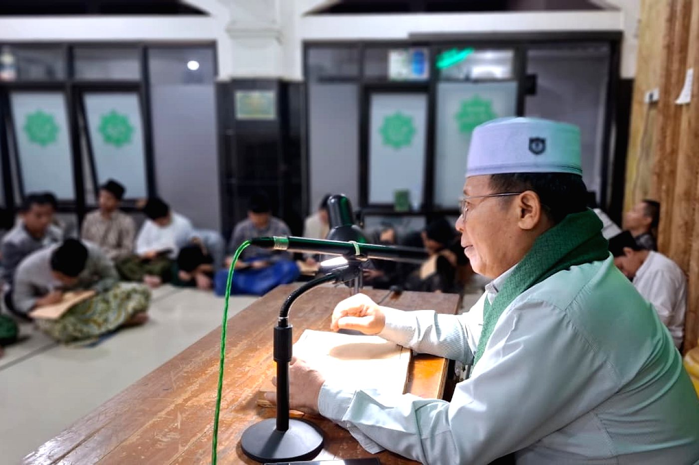 Pengasuh menyampaikan kajian