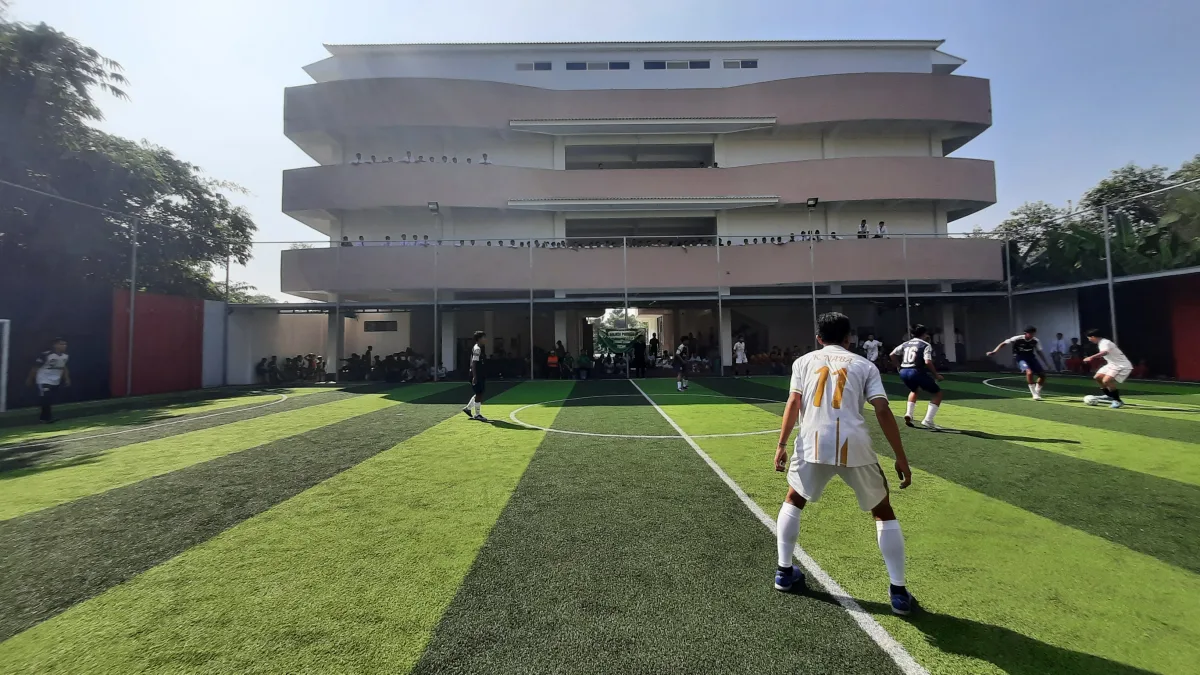المطالعة في ساحة المدرسة